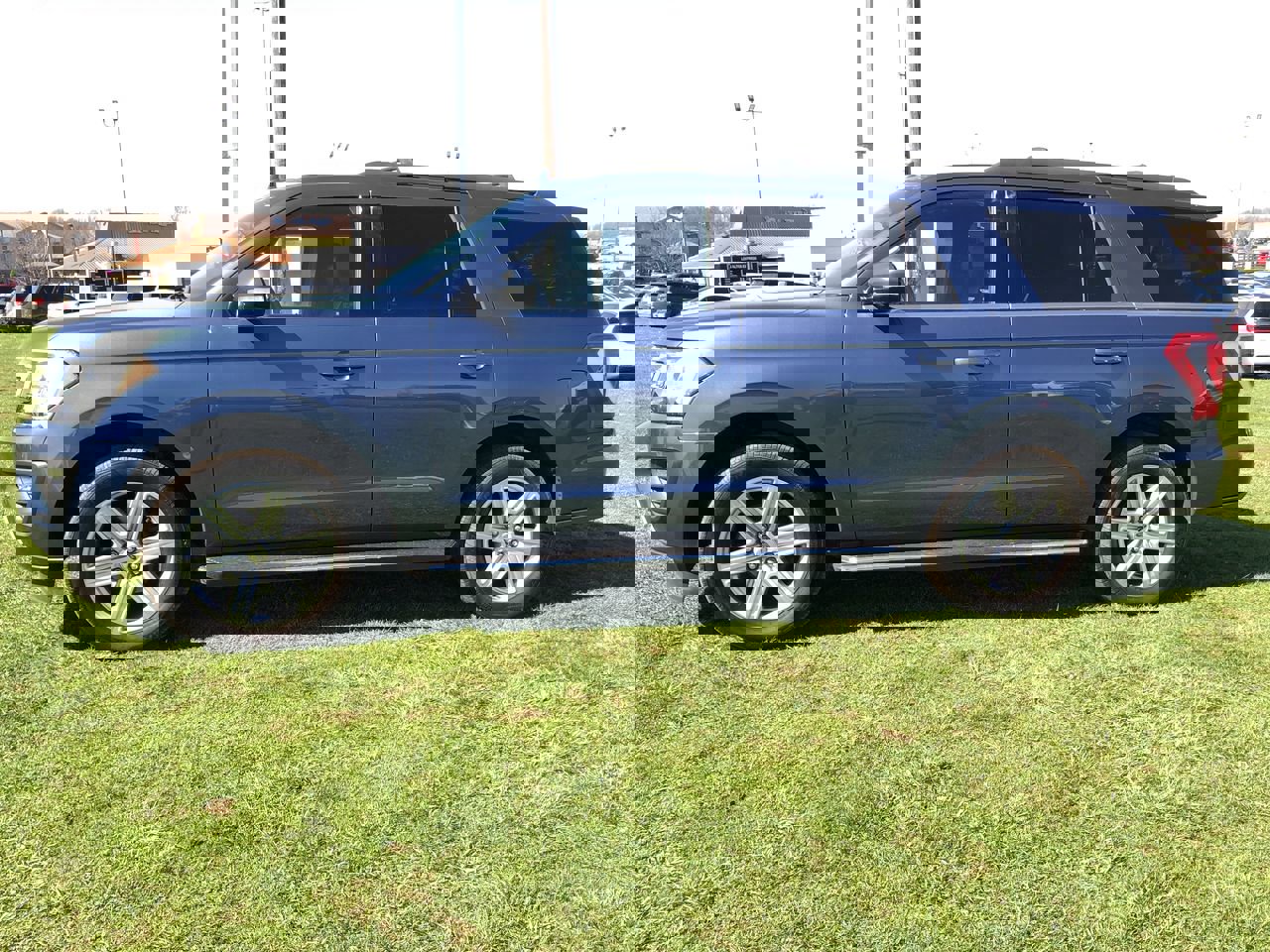 Used 2020 Ford Expedition XLT w/ Equipment Group 202A image 3