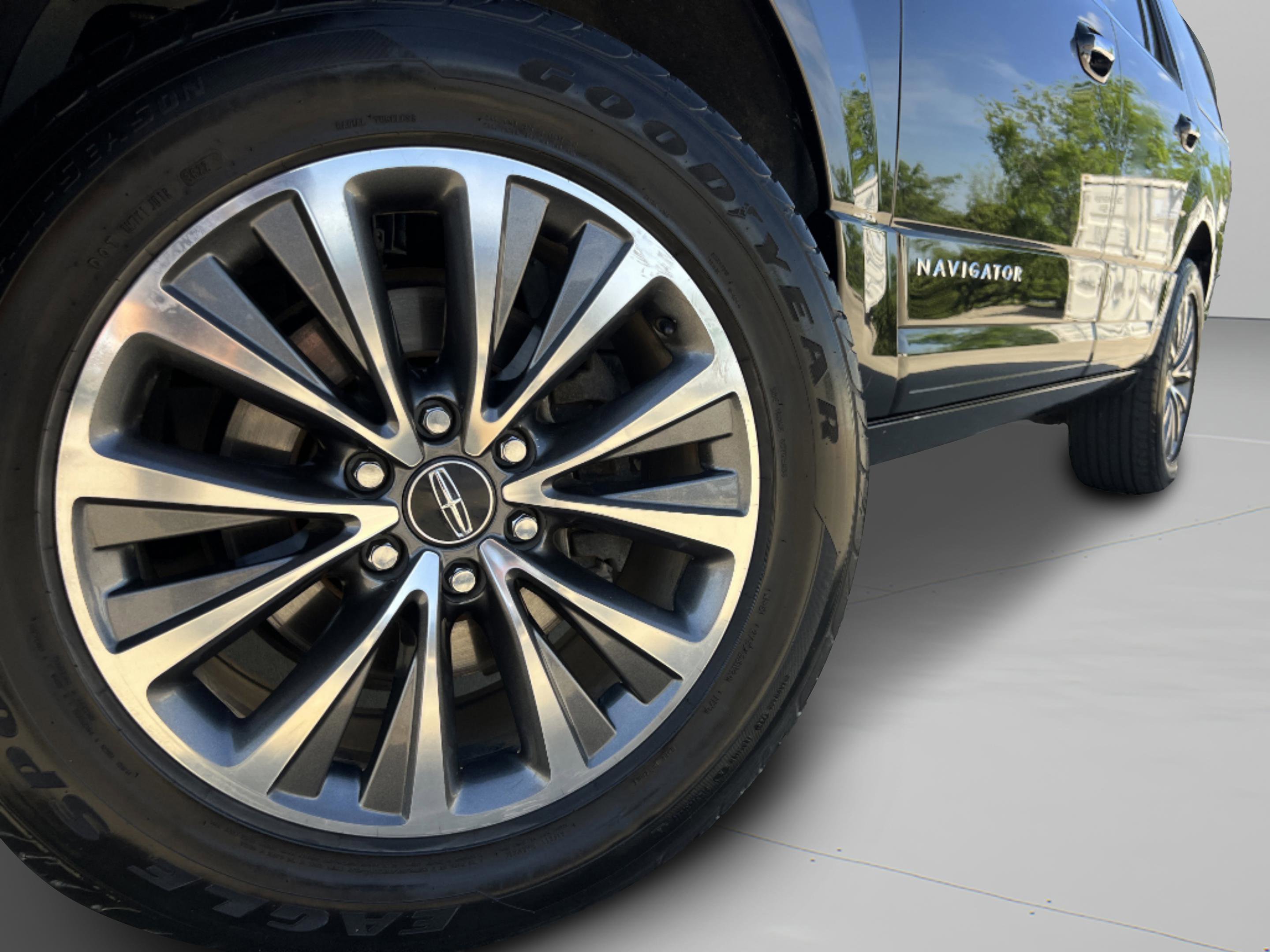 Used 2017 Lincoln Navigator Select image 13