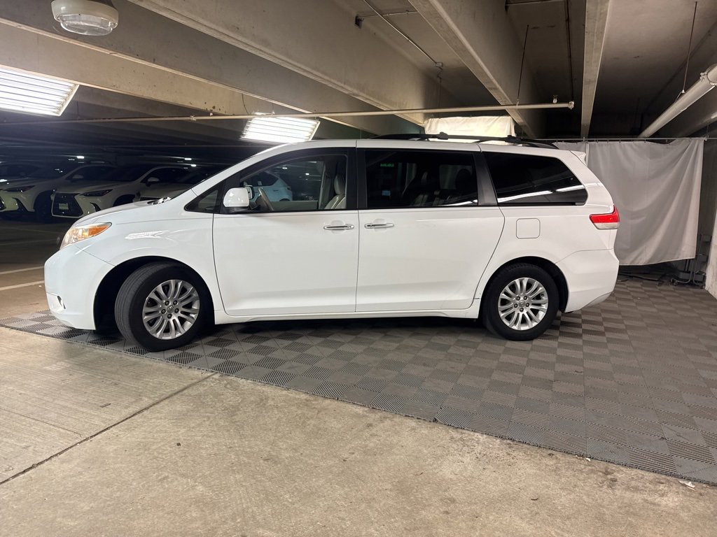 Used 2012 Toyota Sienna XLE image 4