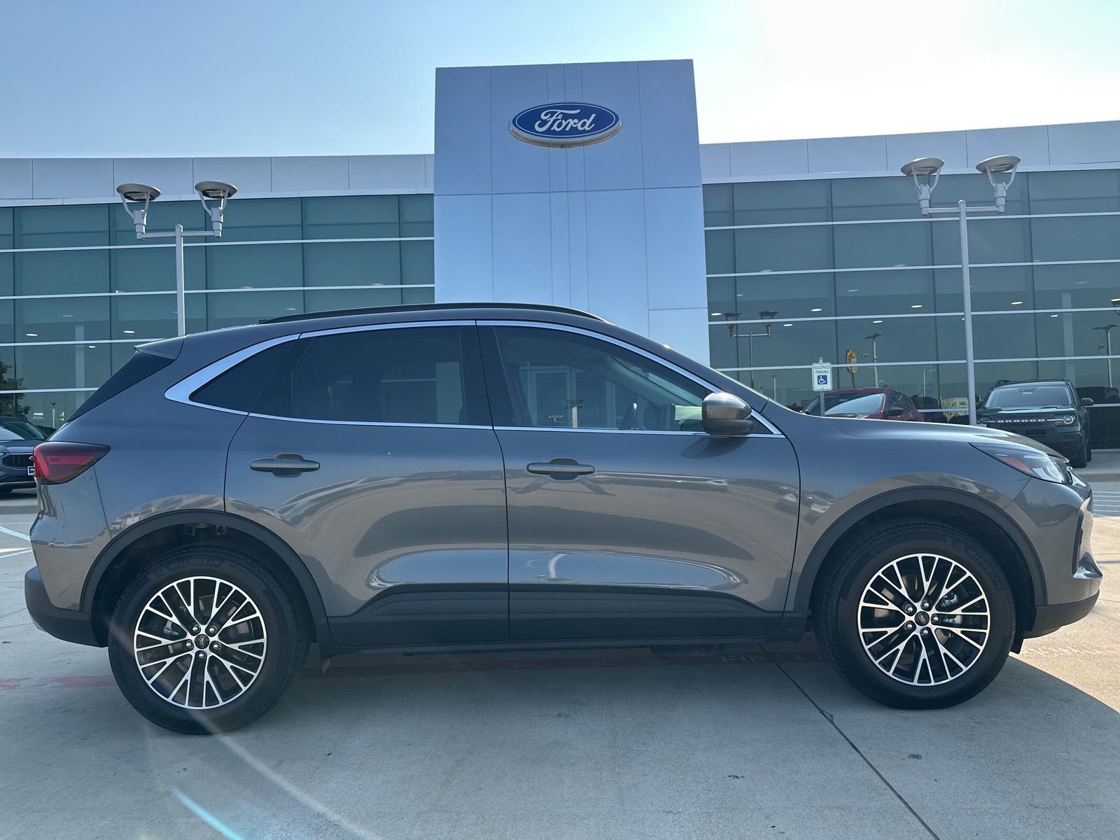 Used 2025 Ford Escape SE image 32