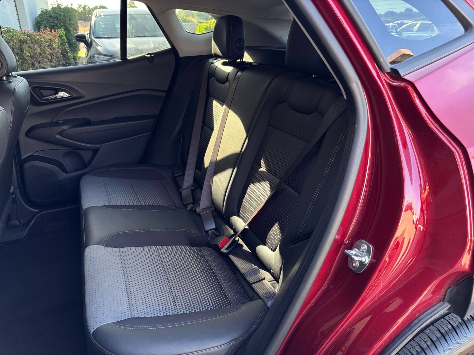 Used 2025 Chevrolet Trax LT FWD image 36