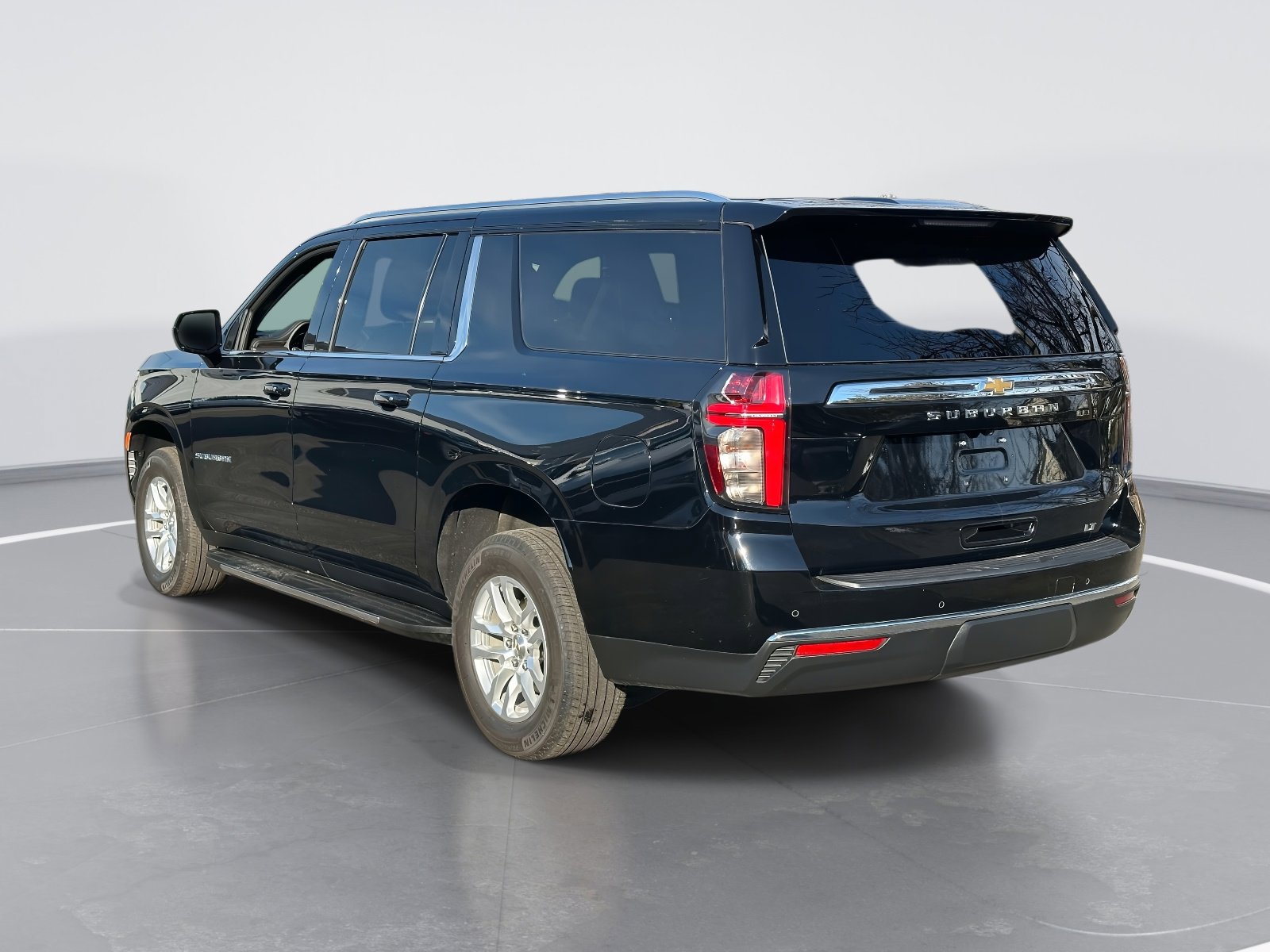 Used 2024 Chevrolet Suburban LT image 7