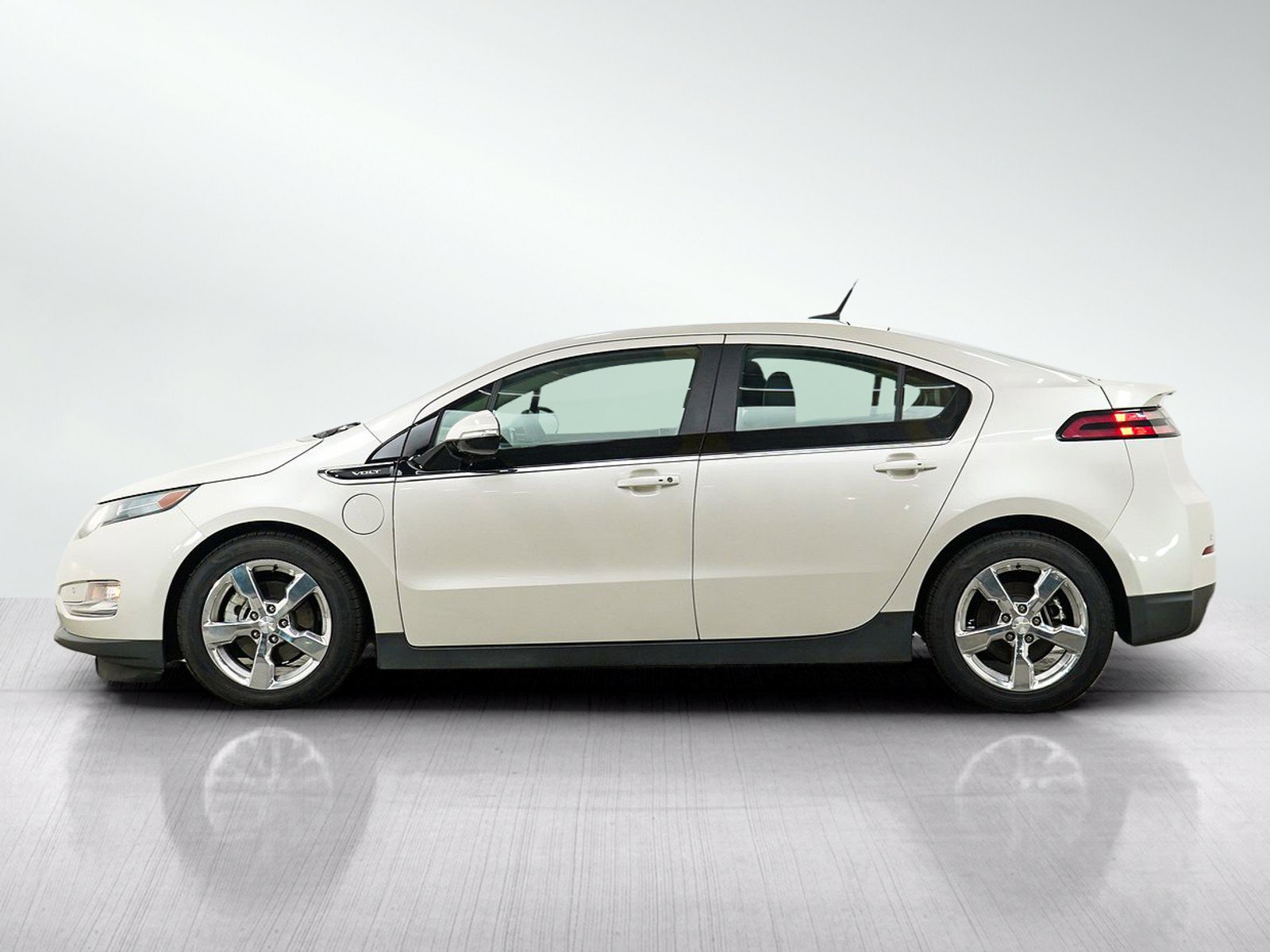 Used 2013 Chevrolet Volt Premium w/ Premium Trim Package FWD image 2