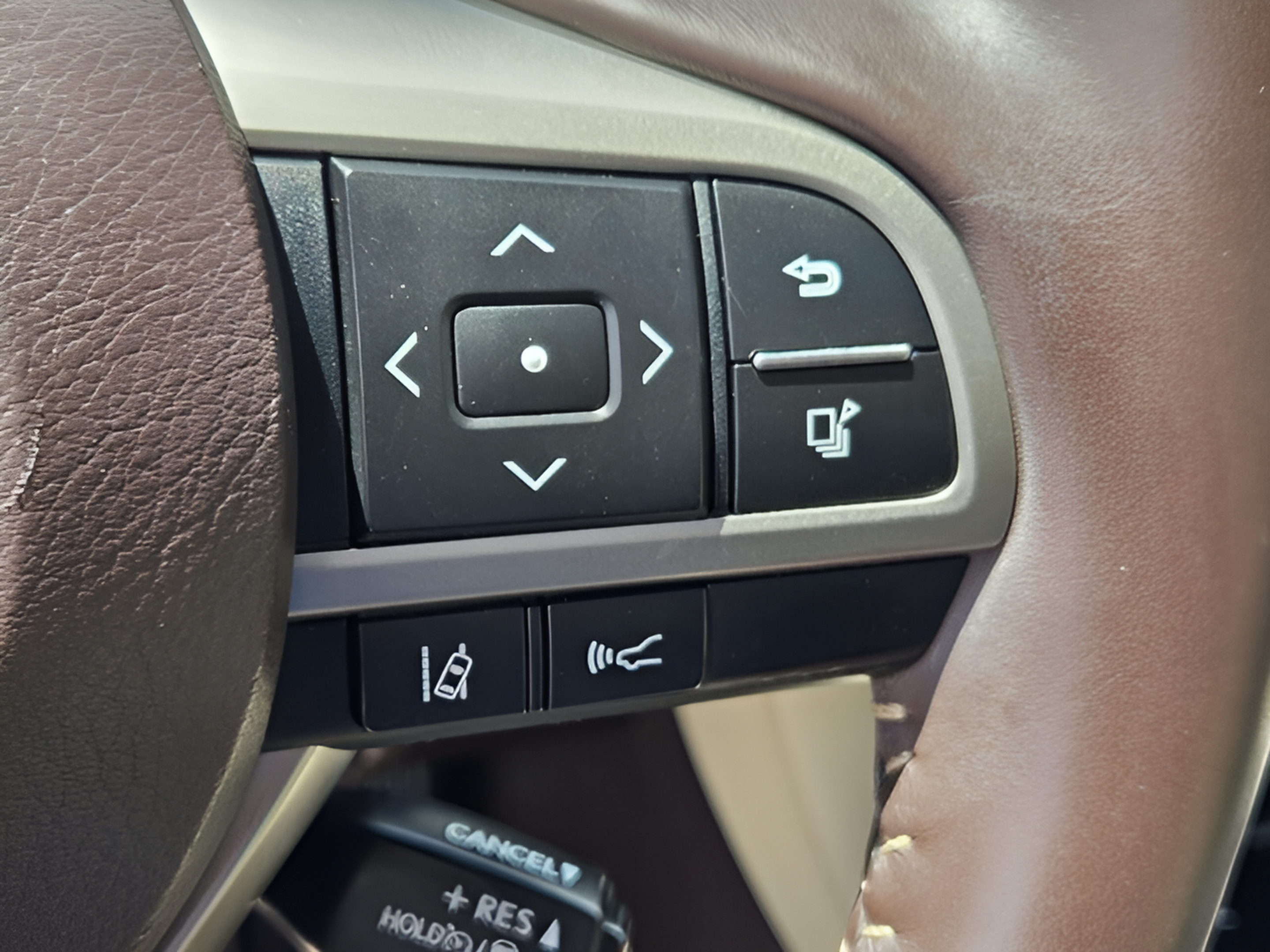 Used 2018 Lexus RX 450h AWD w/ Luxury Package image 24