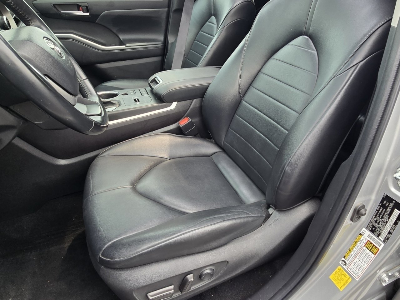 Used 2022 Toyota Highlander XLE FWD image 22