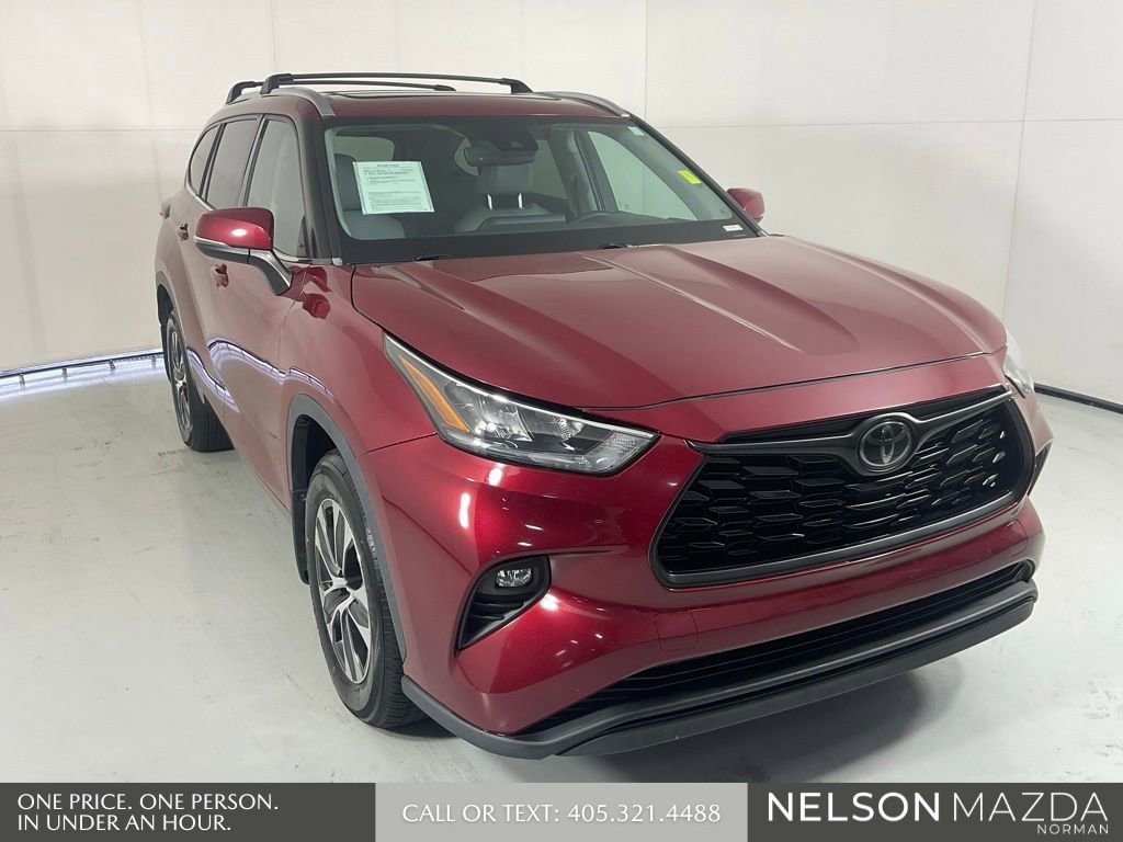 Used 2020 Toyota Highlander XLE AWD/4WD image 3