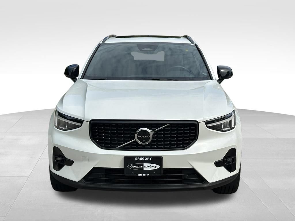 Used 2023 Volvo XC40 B5 Plus AWD/4WD image 3