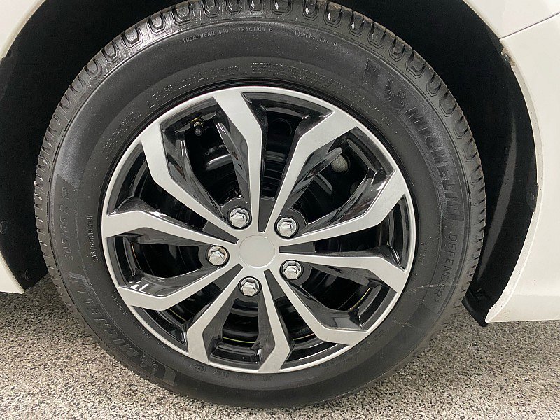 Used 2015 Toyota Camry LE image 24