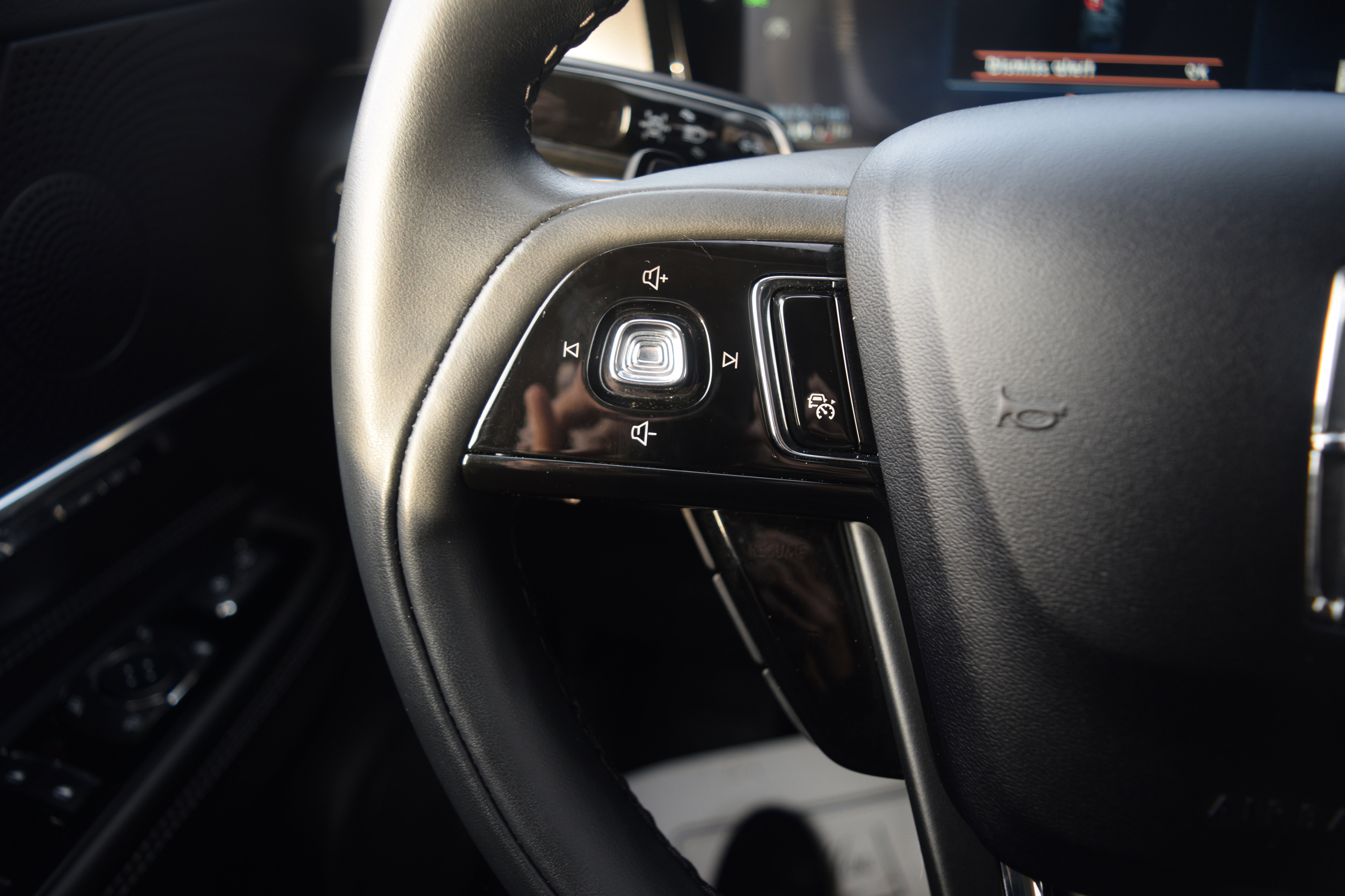 Used 2023 Lincoln Corsair Reserve w/ Jet Appearance Package image 6