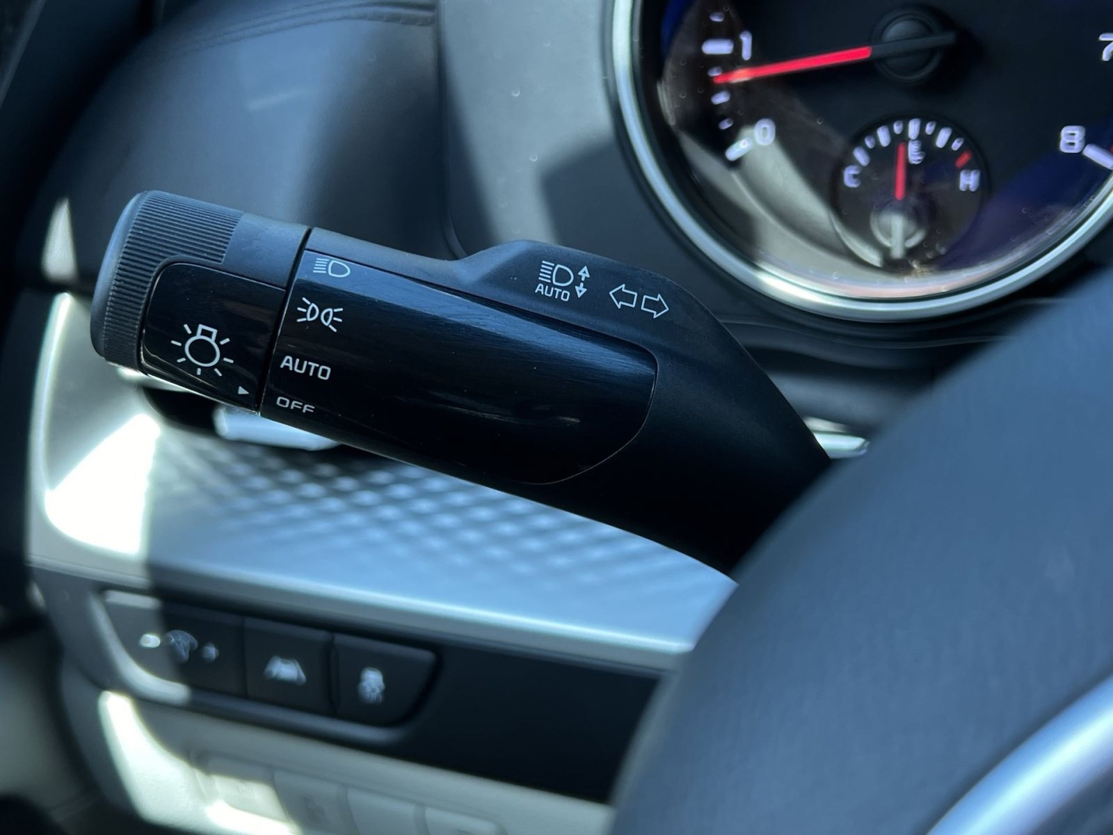 Used 2024 Kia Carnival LX FWD image 35