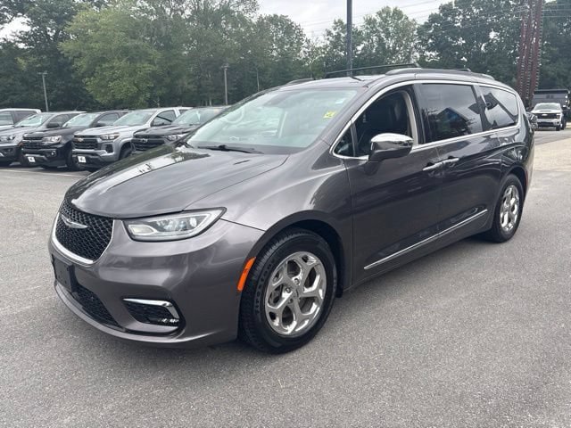Used 2022 Chrysler Pacifica Limited FWD image 2