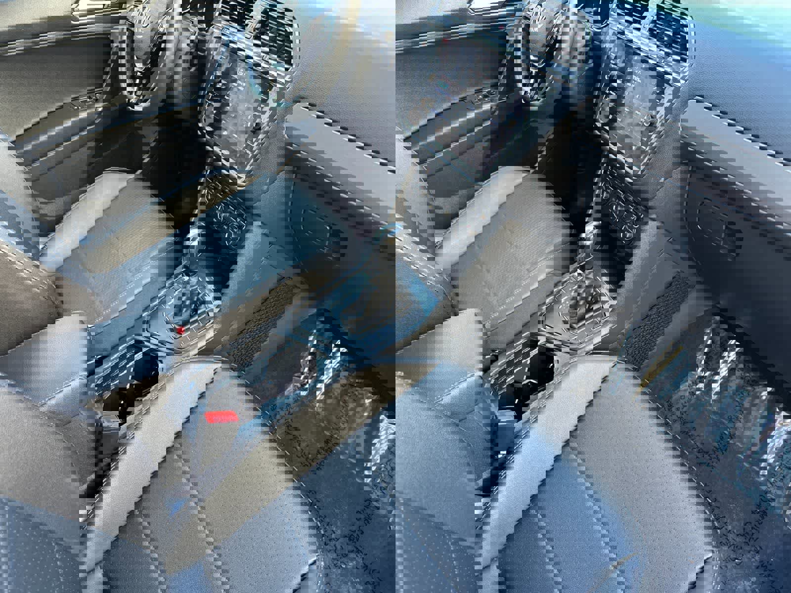 Used 2020 Volkswagen Tiguan SE w/ Panoramic Sunroof Package image 17