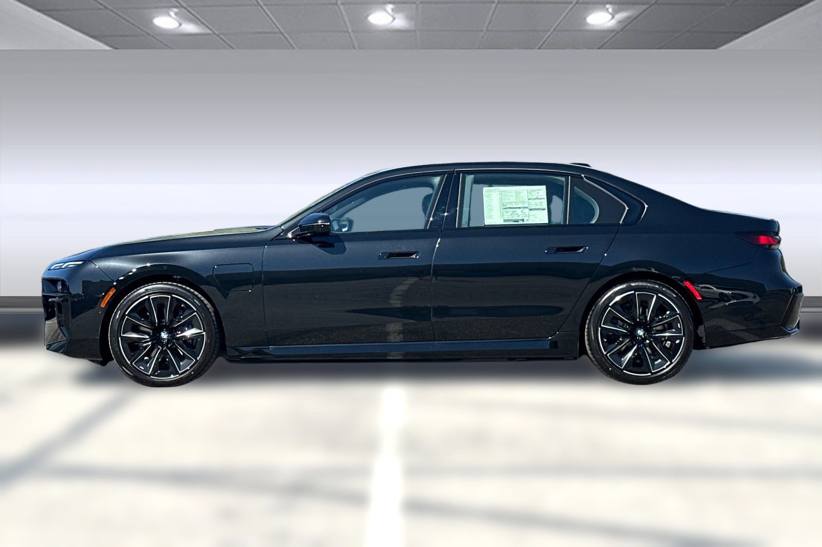 New 2026 BMW 750e xDrive image 2