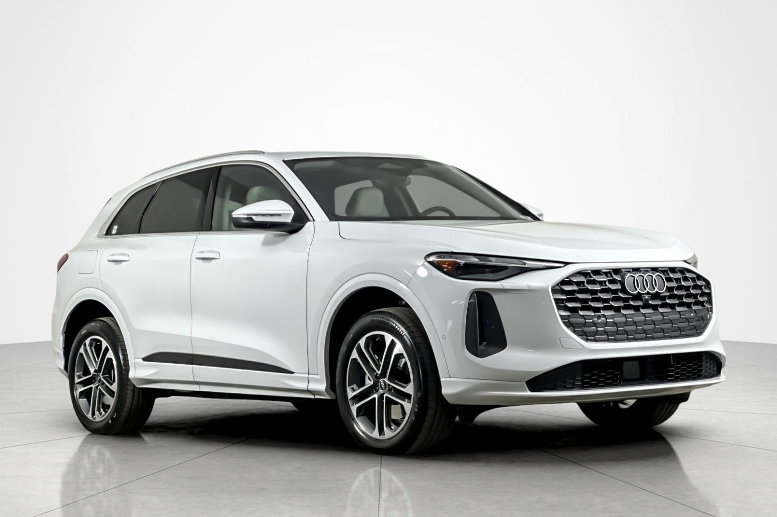 Used 2025 Audi Q5 Premium w/ Convenience Package image 7