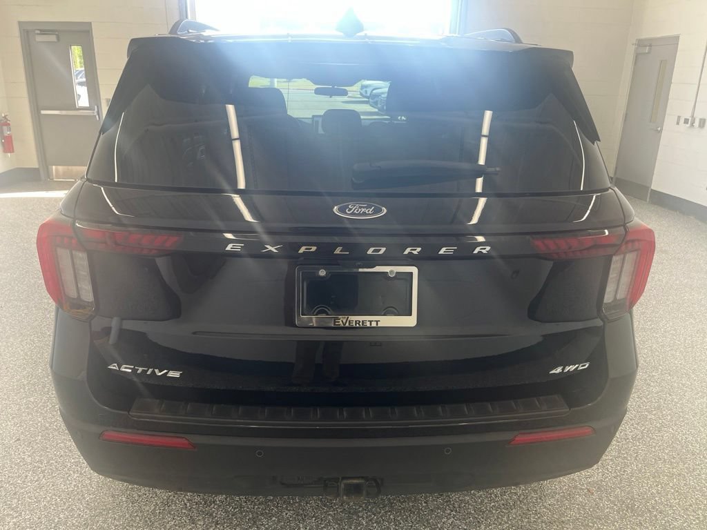 Used 2025 Ford Explorer Active AWD/4WD image 4