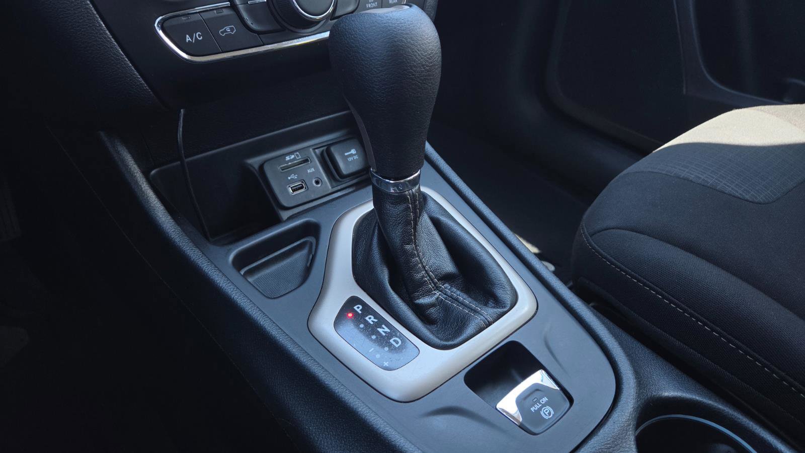 Used 2017 Jeep Cherokee Latitude w/ Safety/Convenience Group image 29