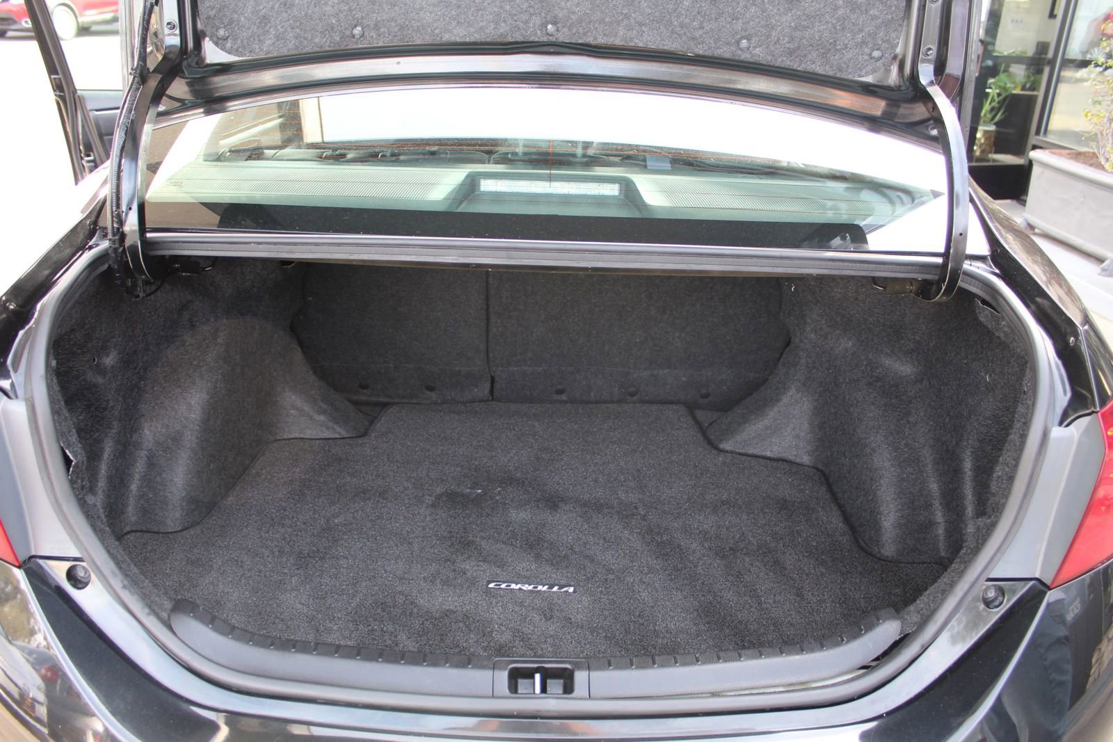 Used 2018 Toyota Corolla XLE w/ Carpet Mat Package (TMS) FWD image 32