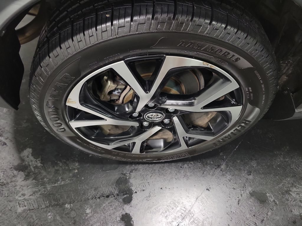 Used 2019 Toyota C-HR XLE FWD image 11