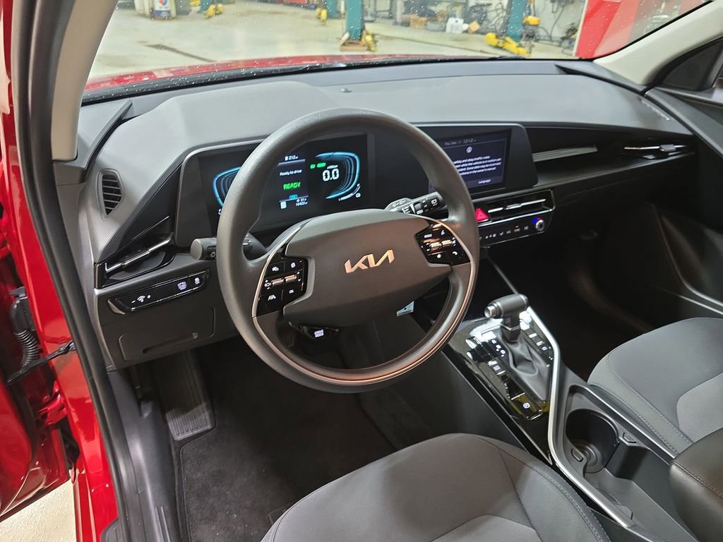 Used 2024 Kia Niro LX image 17