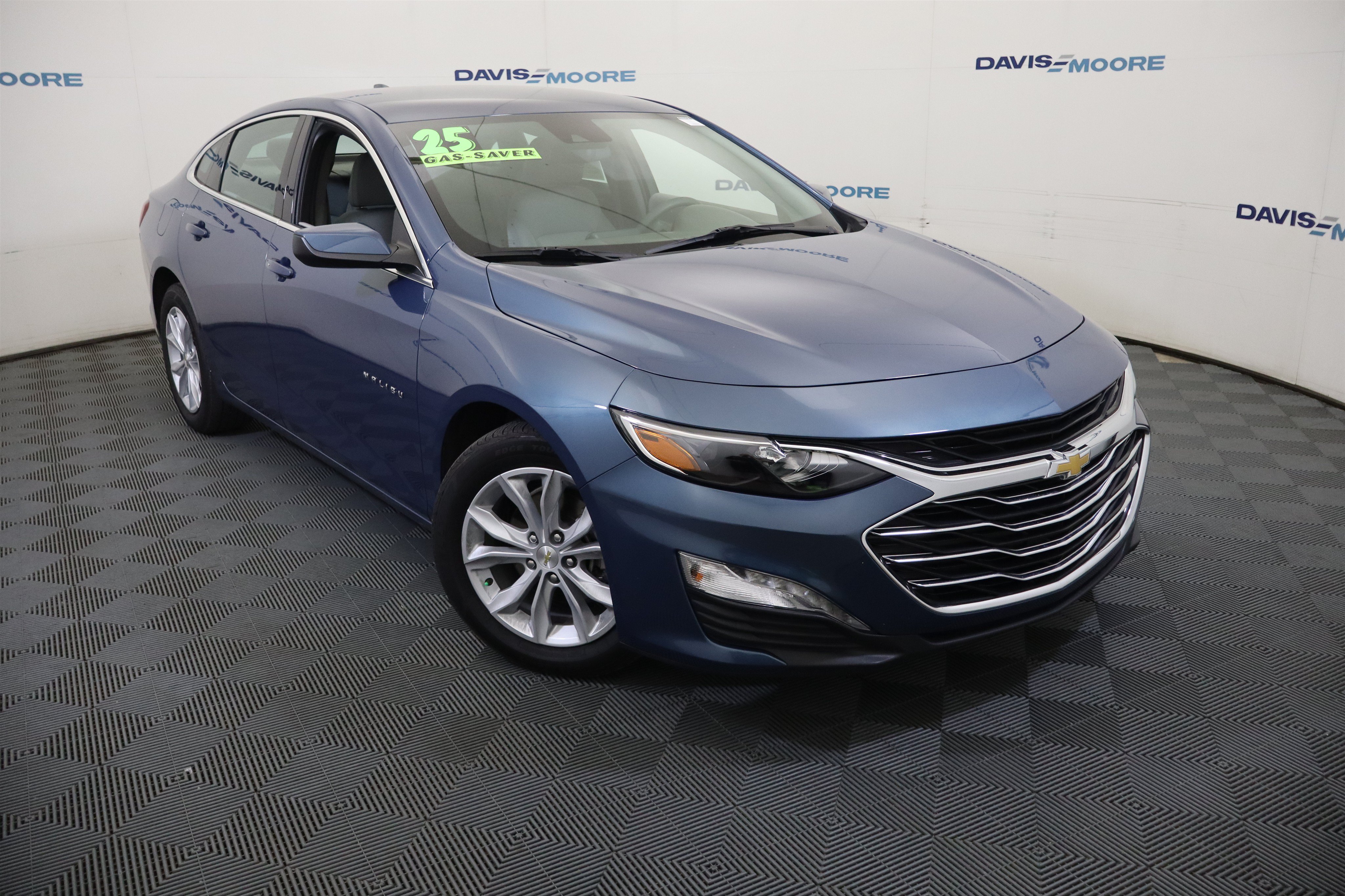 Used 2025 Chevrolet Malibu LT FWD image 2