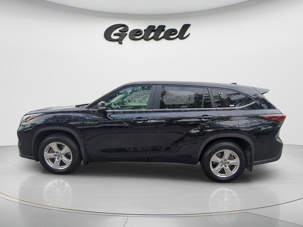 Used 2024 Toyota Highlander LE AWD/4WD image 8