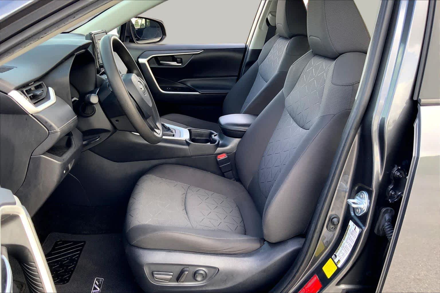 Used 2021 Toyota RAV4 XLE FWD image 8