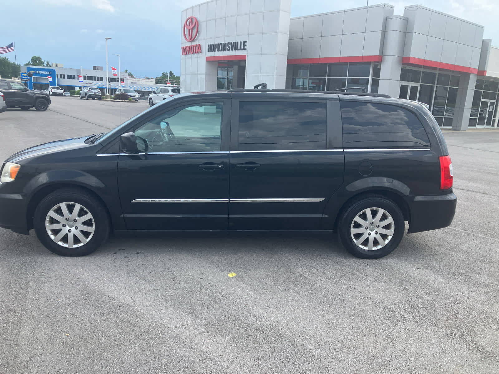 Used 2013 Chrysler Town & Country Touring FWD image 4