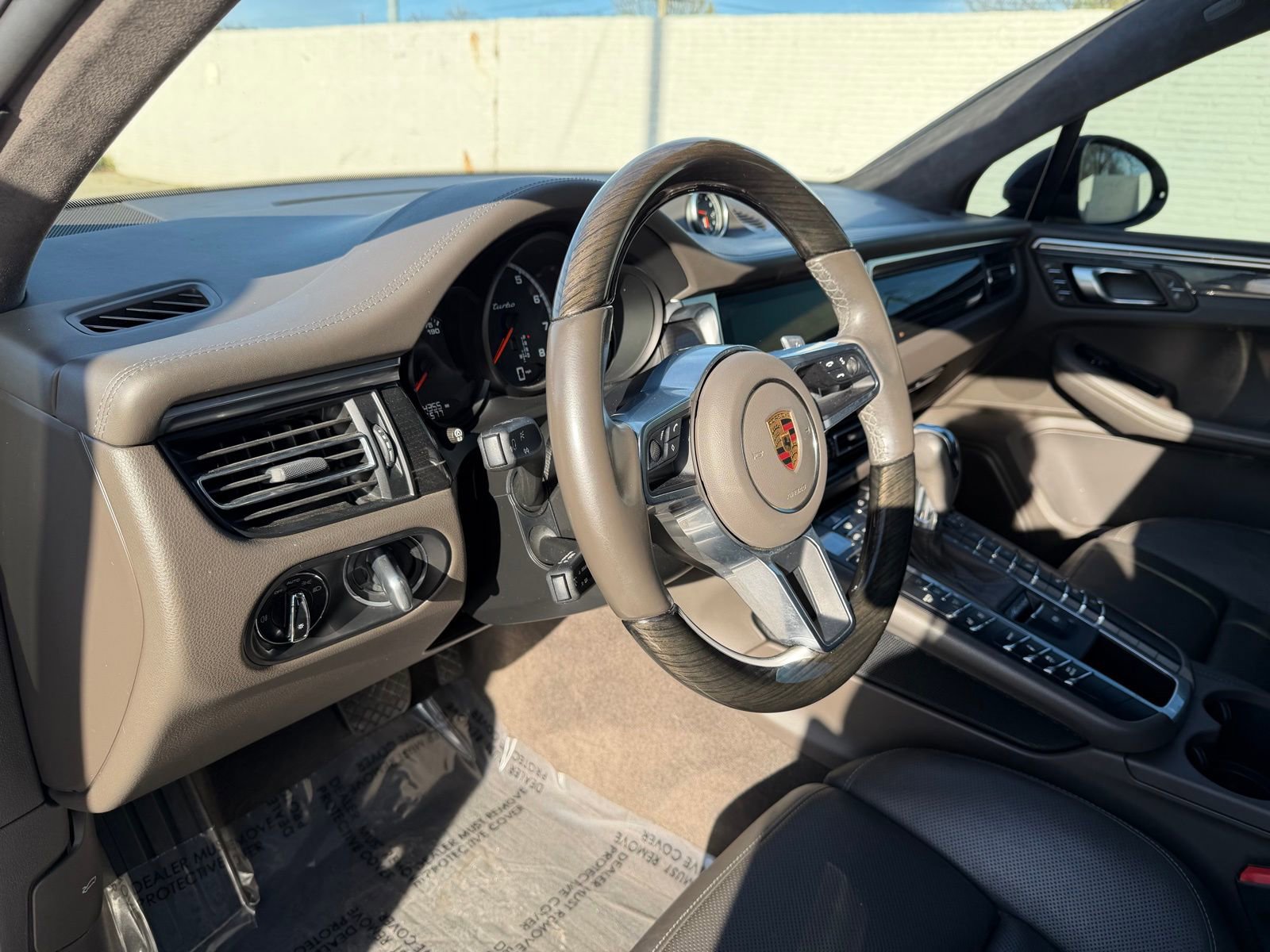 Used 2021 Porsche Macan Turbo image 17