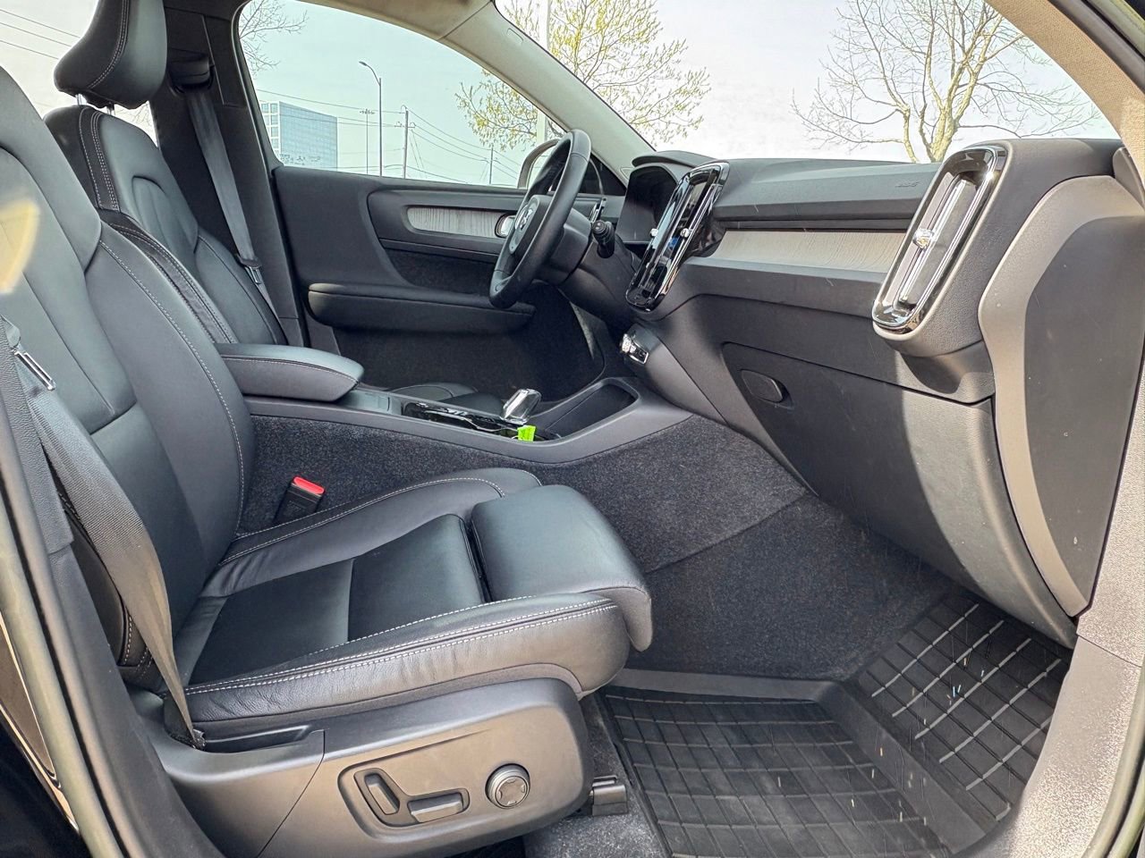Certified 2023 Volvo XC40 B5 Ultimate w/ Protection Package Premier image 35