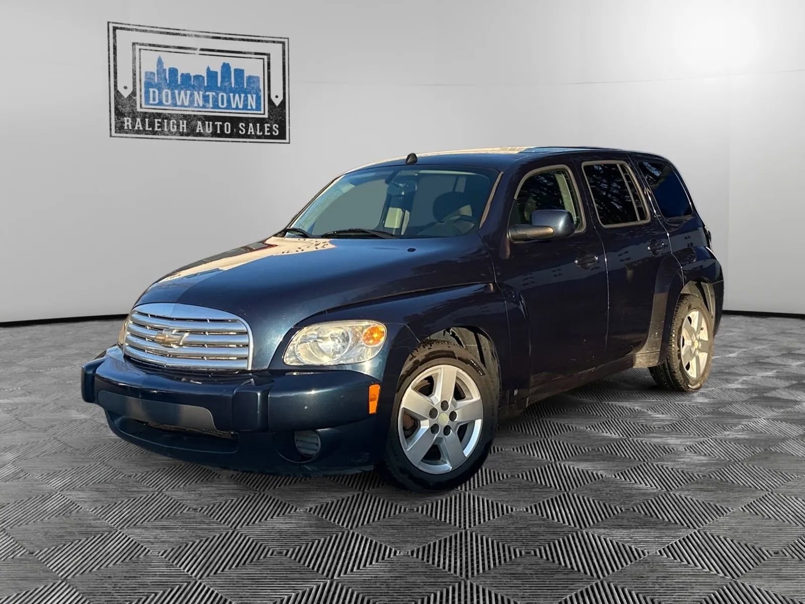 Used 2010 Chevrolet HHR LT image 2