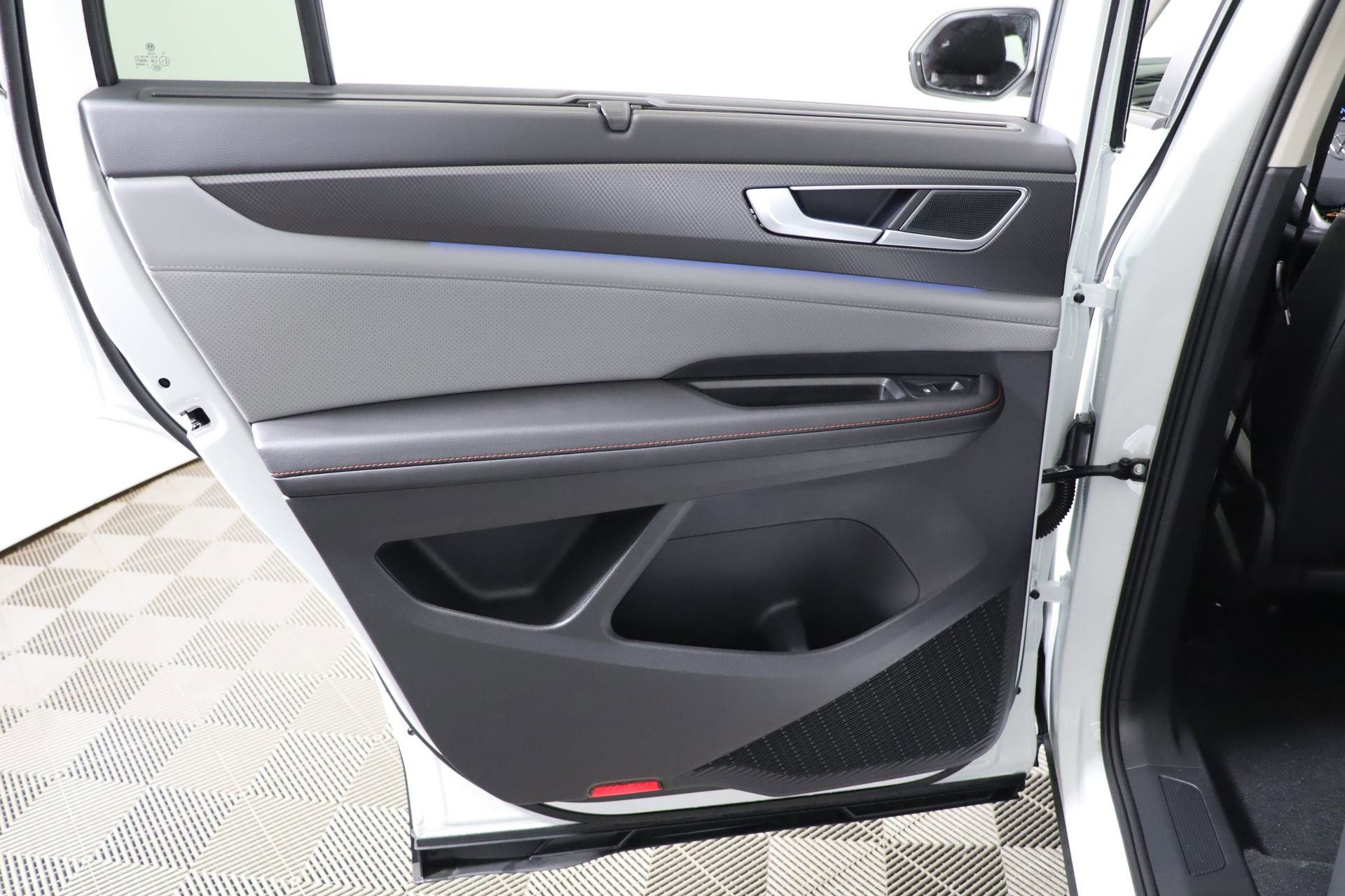 Used 2025 Volkswagen Atlas Peak Edition SE image 44