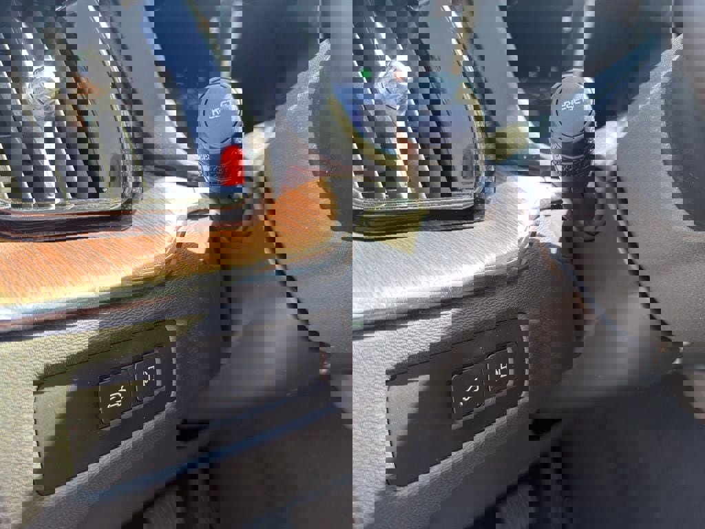 Used 2023 Volvo XC60 T8 Plus image 13