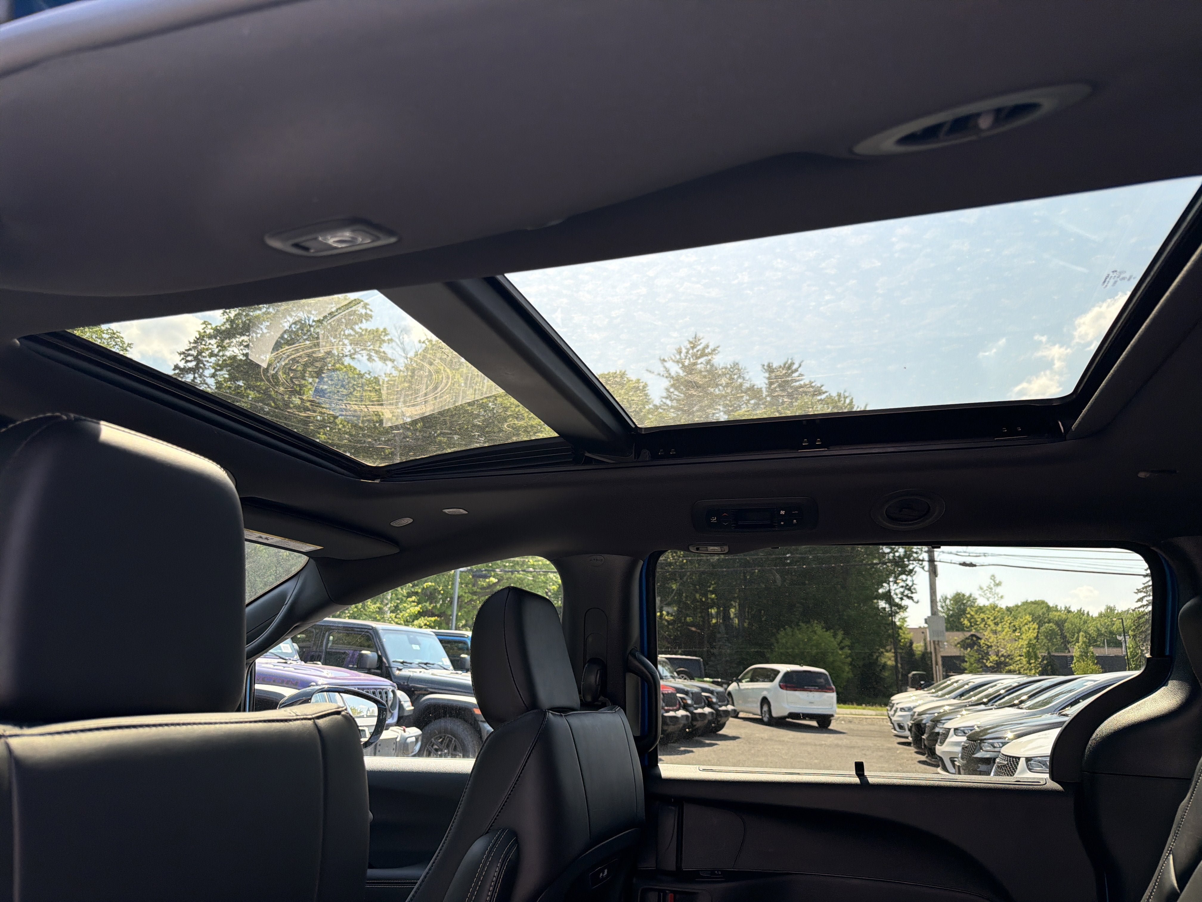 New 2027 Chrysler Pacifica Select AWD/4WD image 11