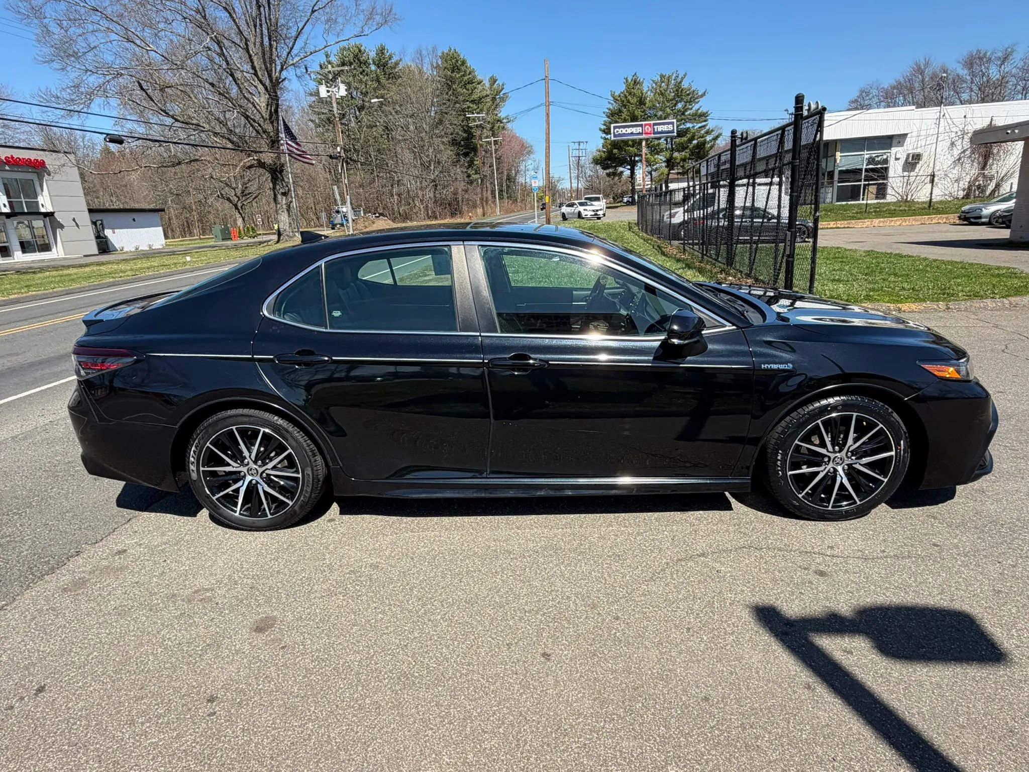 Used 2021 Toyota Camry SE w/ Audio Upgrade Package FWD image 4