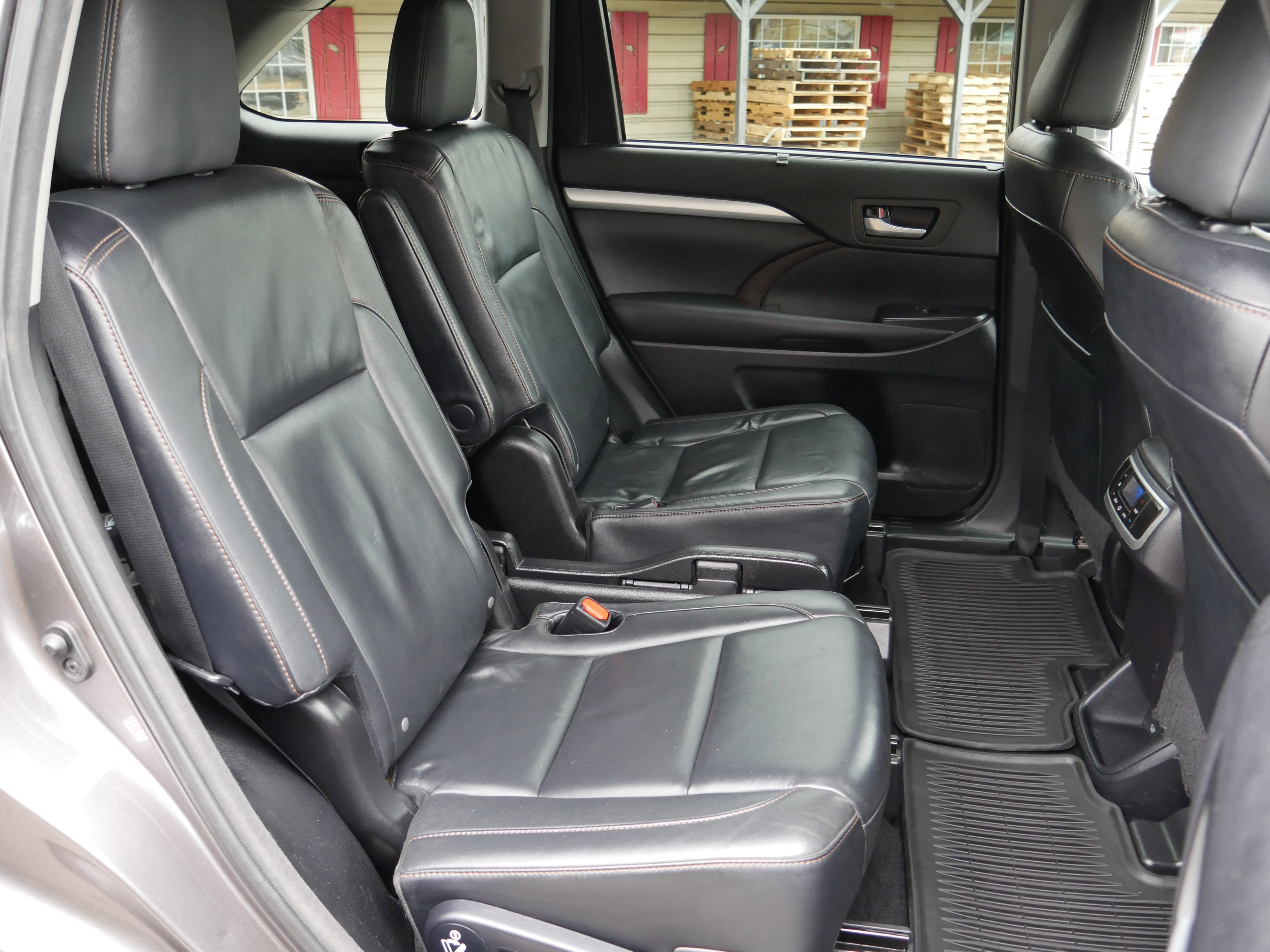 Used 2016 Toyota Highlander XLE image 32