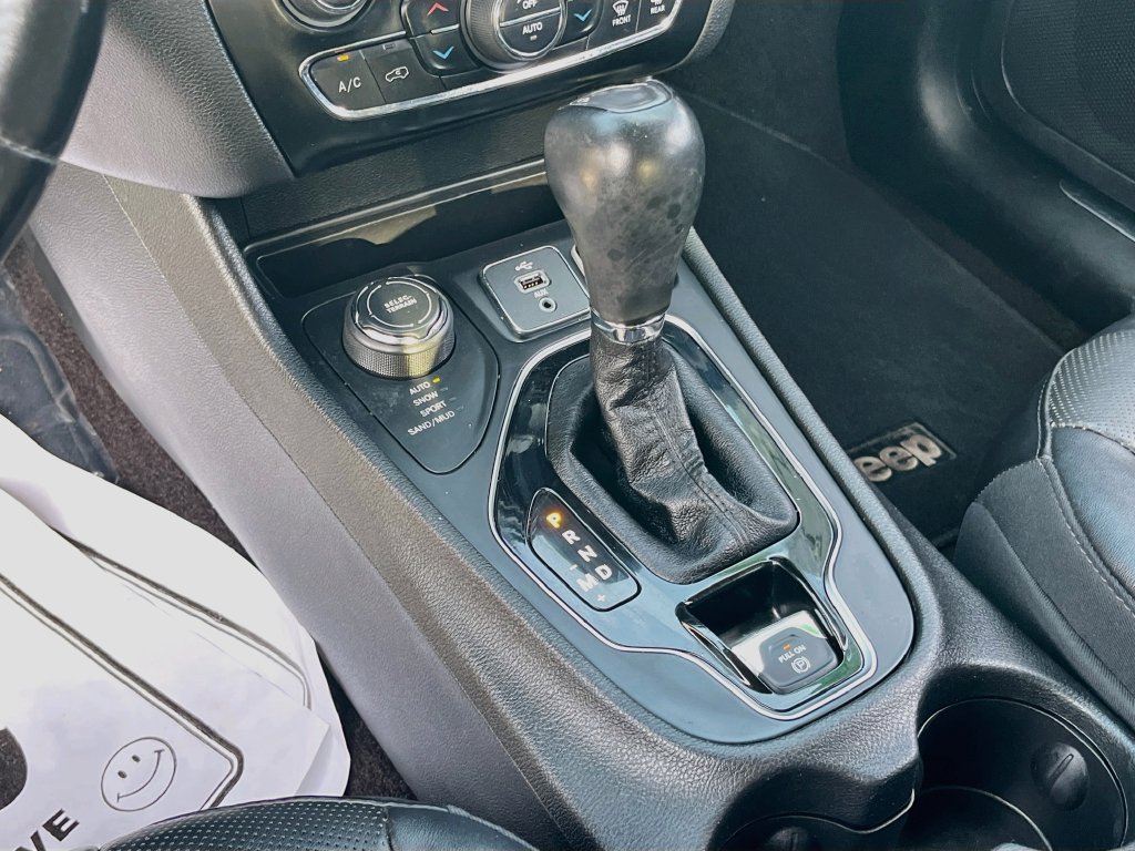 Used 2019 Jeep Cherokee Limited AWD/4WD image 17