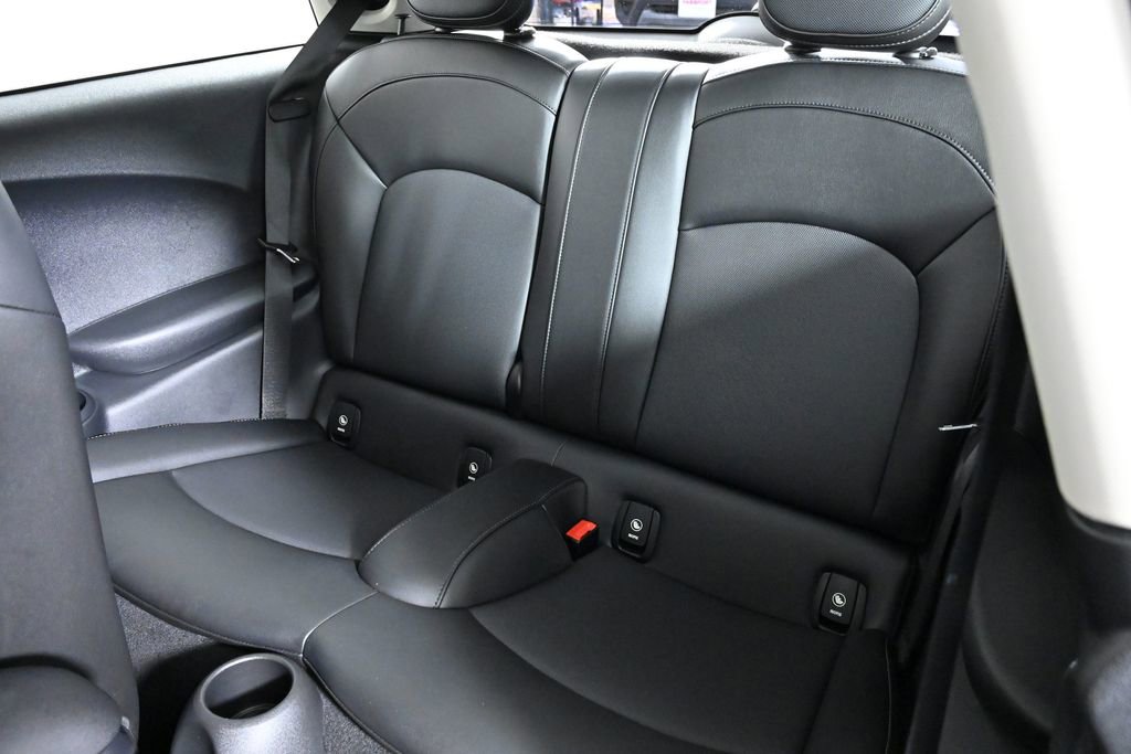Used 2019 MINI Cooper 2-Door Hardtop w/ Signature Upholstery Package image 22
