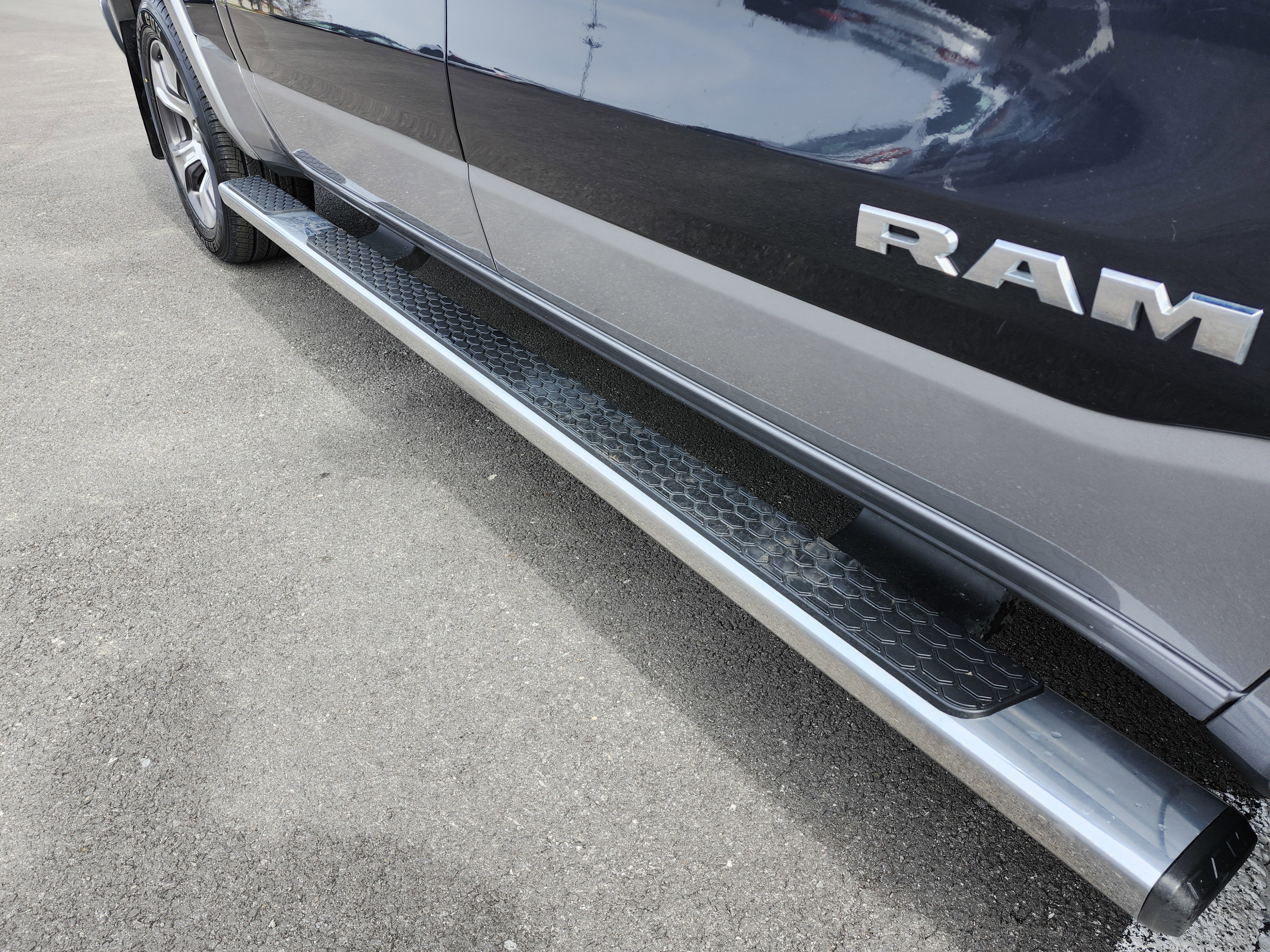 Used 2020 RAM 1500 Laramie AWD/4WD image 12