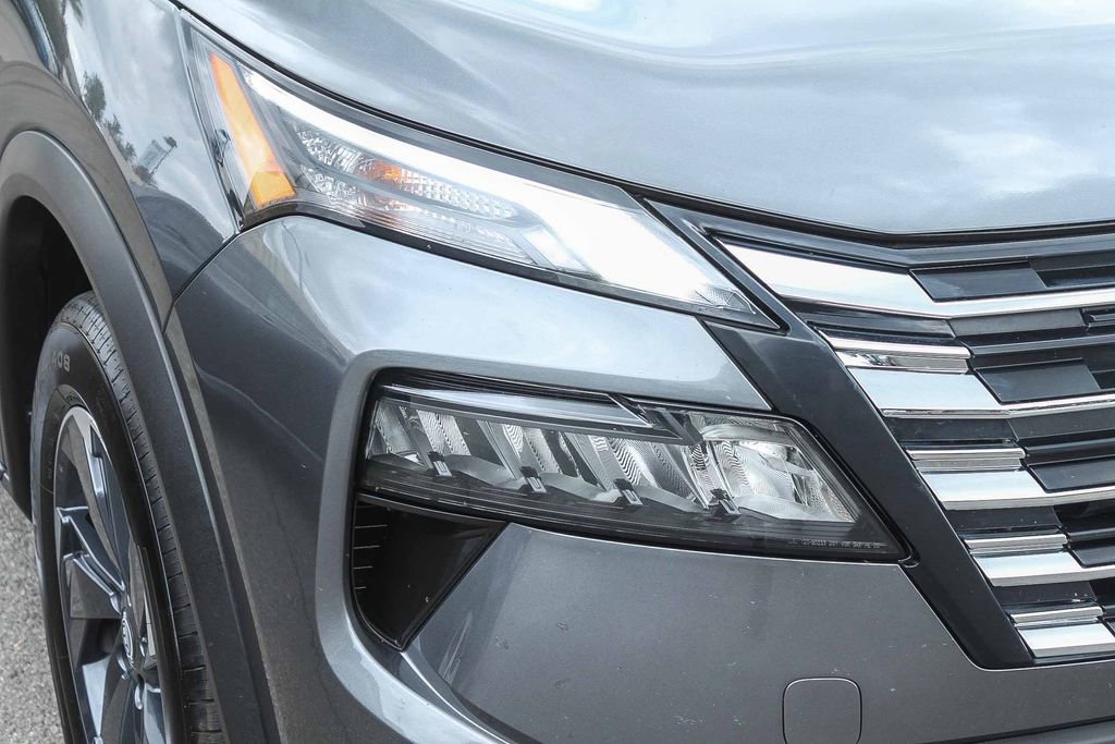 Used 2025 Nissan Rogue SV FWD image 4