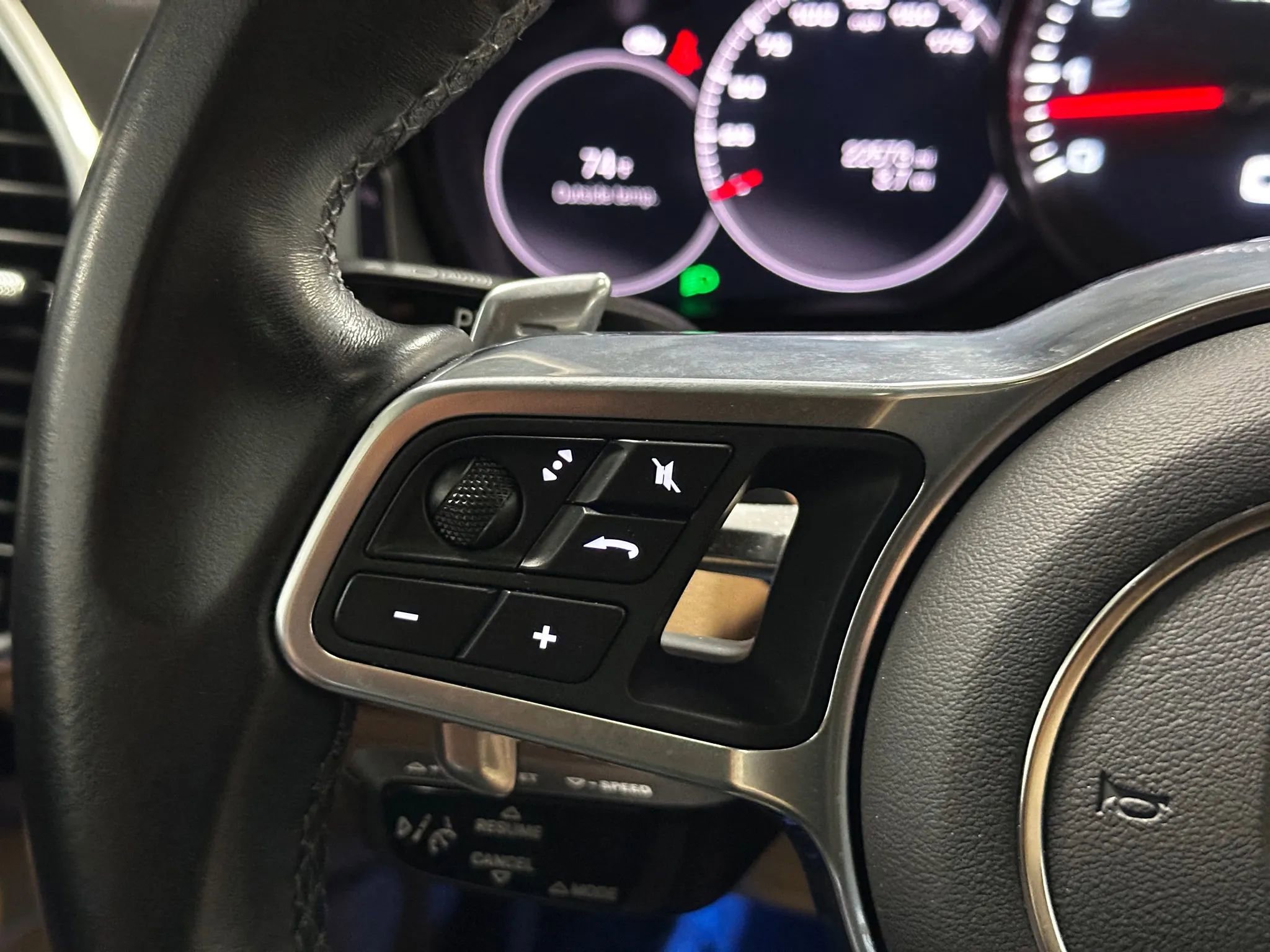 Used 2022 Porsche Cayenne Sport Utility 4D image 32