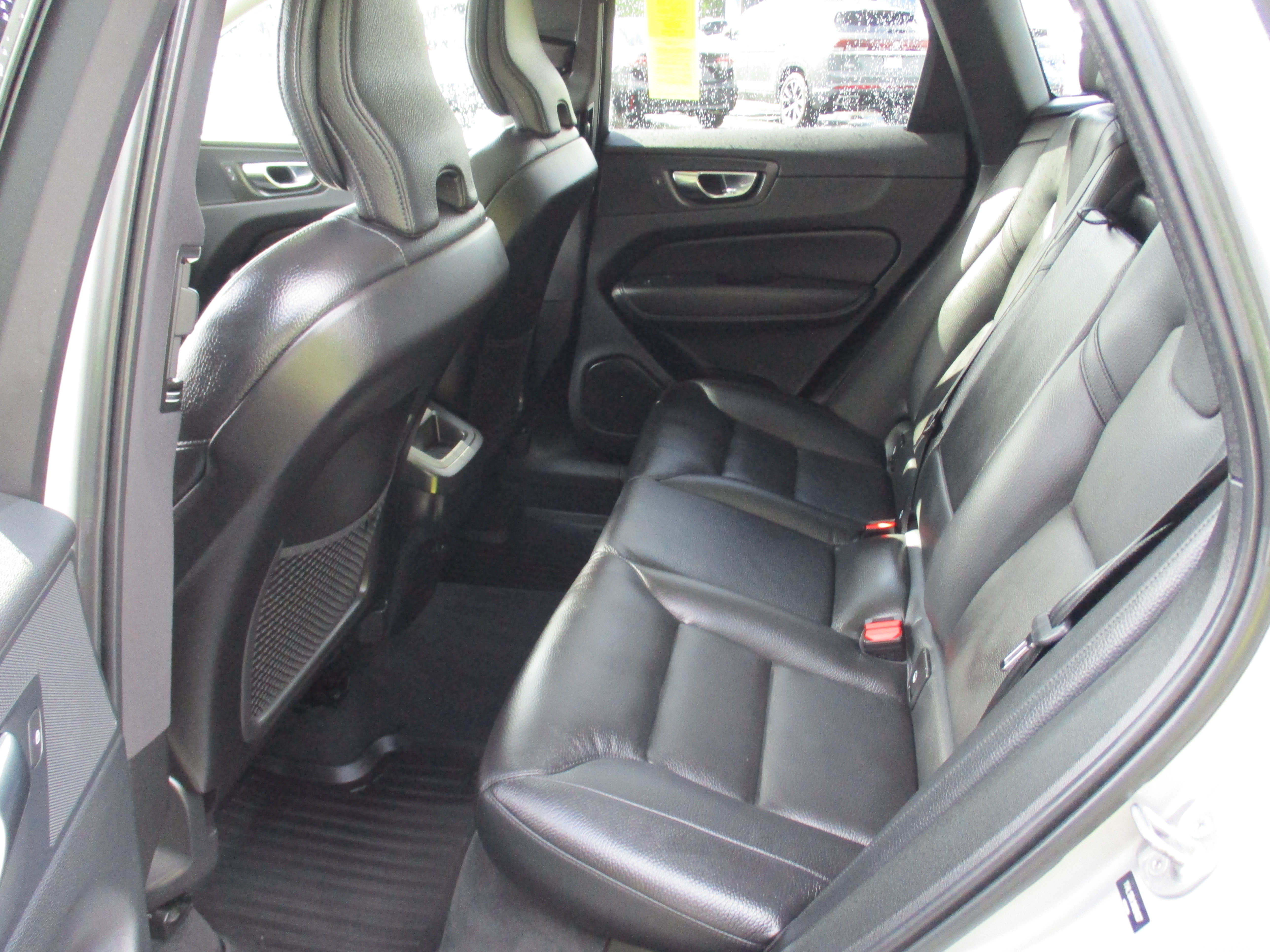 Certified 2022 Volvo XC60 B5 Momentum w/ Climate Package AWD/4WD image 13
