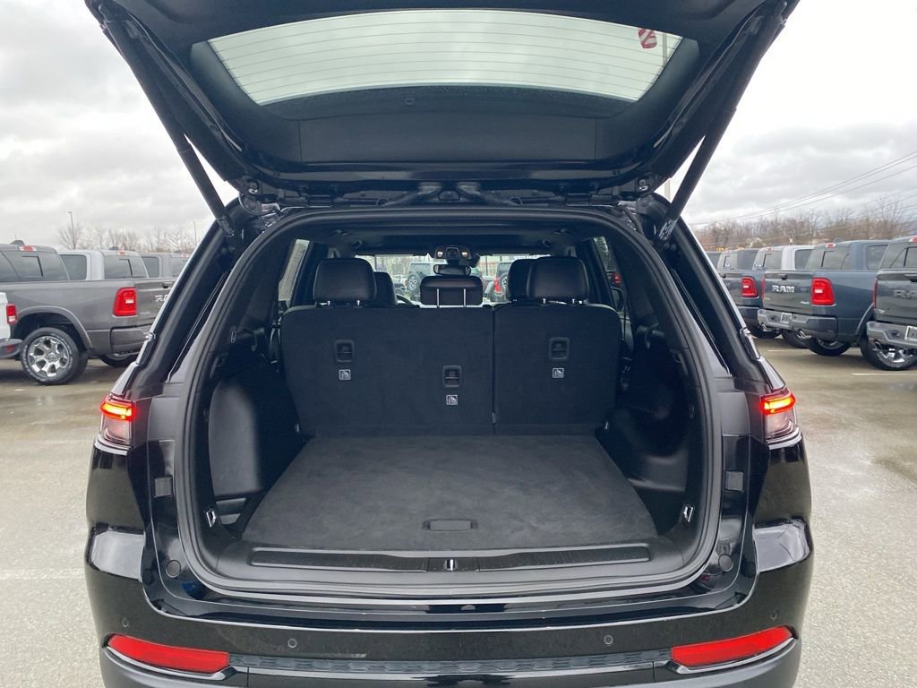 Used 2023 Jeep Grand Cherokee Altitude image 12