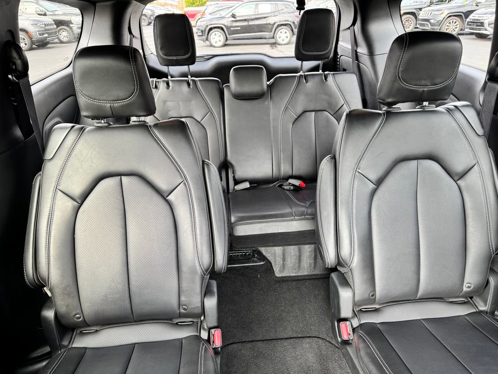 Used 2025 Chrysler Pacifica Select image 15