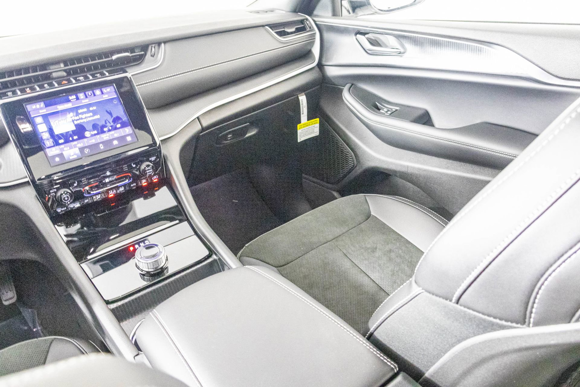 New 2025 Jeep Grand Cherokee L Altitude image 33