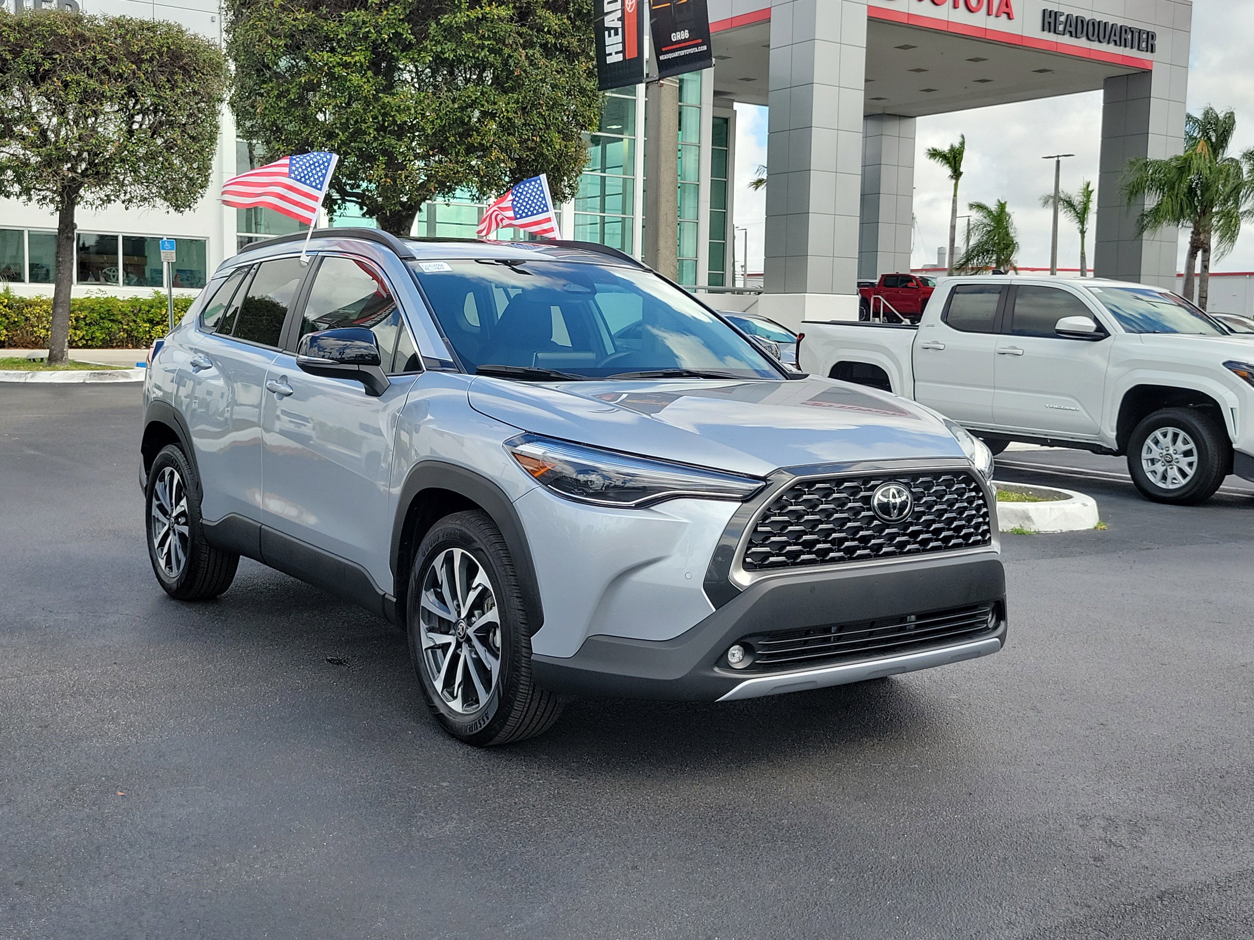 Used 2025 Toyota Corolla Cross XLE w/ Convenience Package image 2