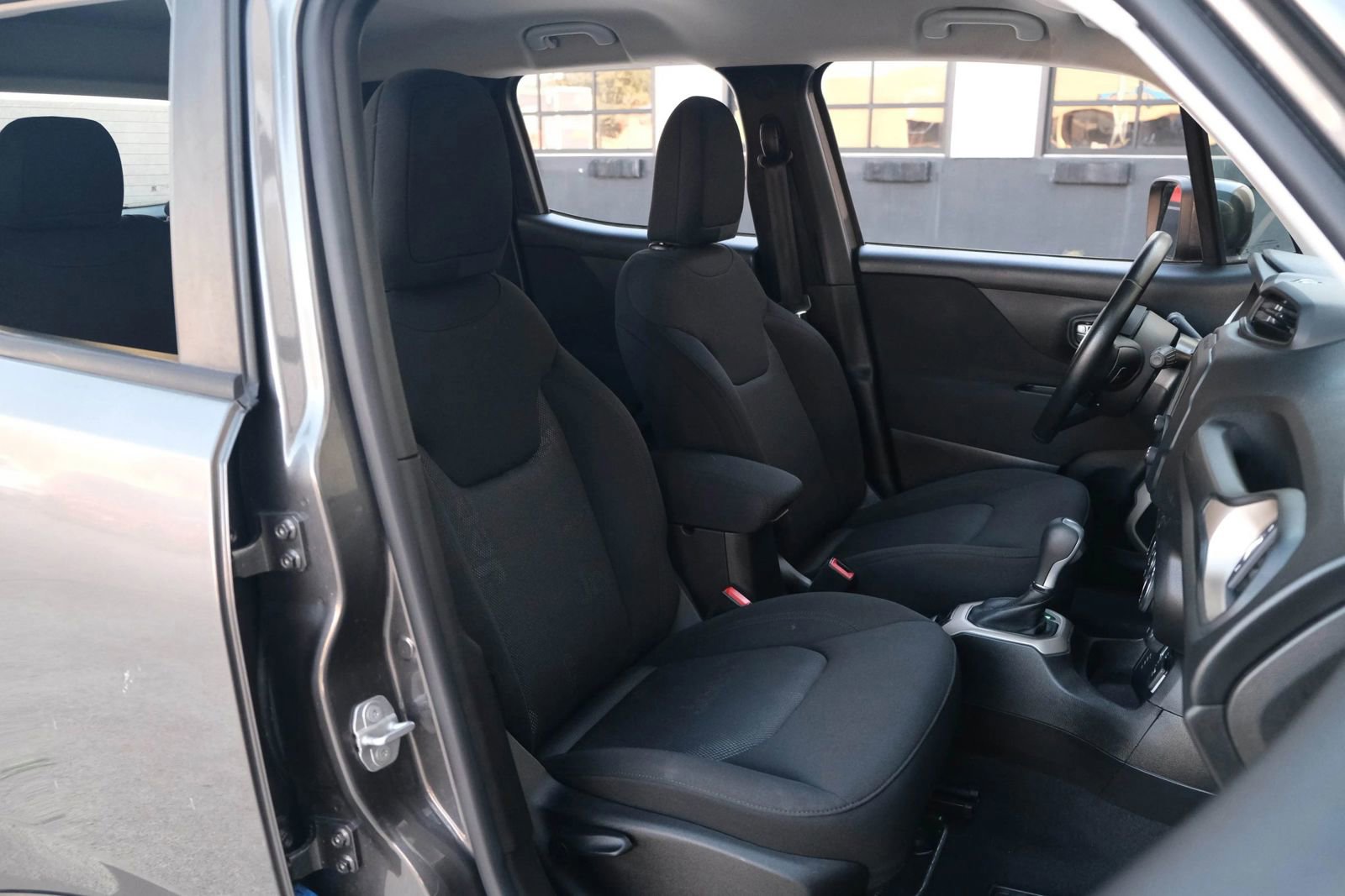 Used 2017 Jeep Renegade Latitude image 33