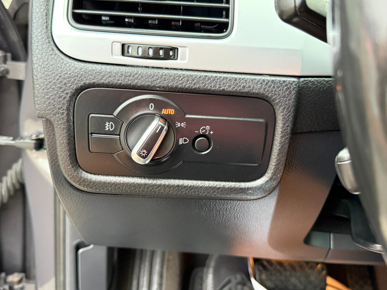 Used 2012 Volkswagen Touareg VR6 image 19