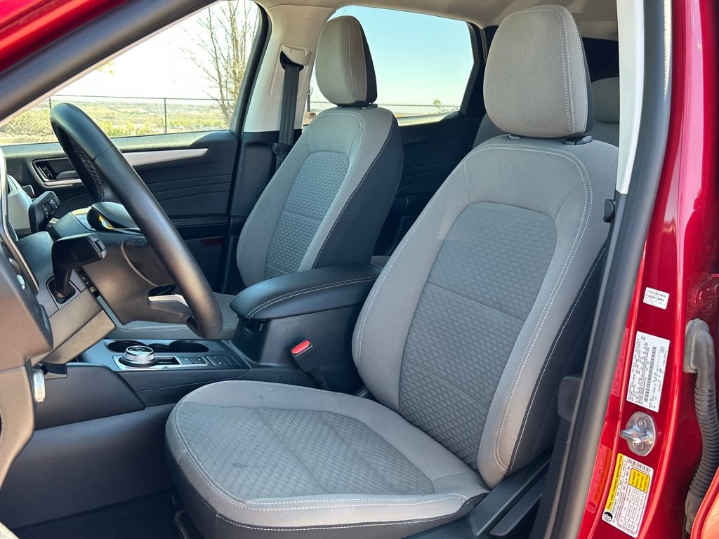 Used 2022 Ford Escape SE w/ SE Sport Appearance Package image 16