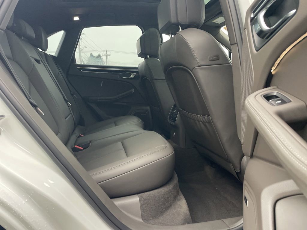 Certified 2025 Porsche Macan image 18