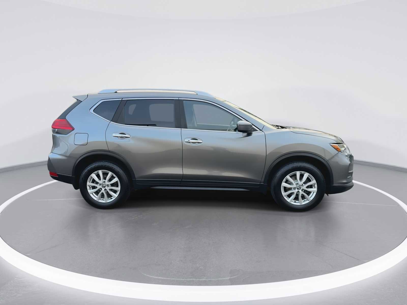 Used 2017 Nissan Rogue SV image 9